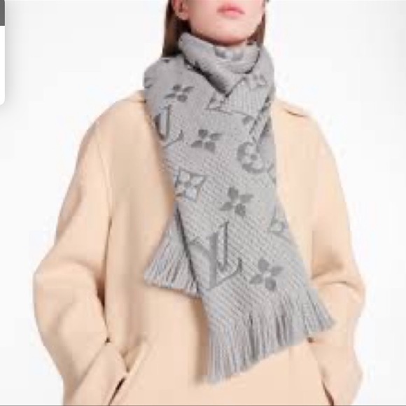 Authentic LV logomania scarf - Picture 3 of 4
